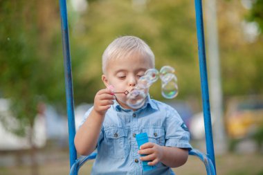Engelli bir çocuğun günlük hayatı. Down Sendromlu bir çocuk oyun alanında oynuyor. Kromozom ve genetik bozukluk..