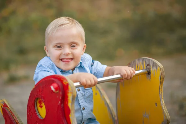 Vida Cotidiana Niño Con Discapacidad Niño Con Síndrome Está Jugando — Foto de Stock