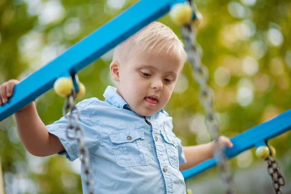 Vie Quotidienne Enfant Handicapé Garçon Trisomique Joue Dans Cour Récréation — Photo