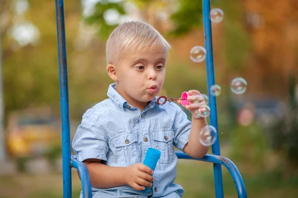 Vida Cotidiana Niño Con Discapacidad Niño Con Síndrome Está Jugando — Foto de Stock