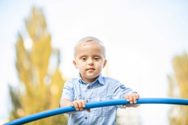 Engelli bir çocuğun günlük hayatı. Down Sendromlu bir çocuk oyun alanında oynuyor. Kromozom ve genetik bozukluk..