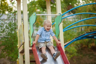Engelli bir çocuğun günlük hayatı. Down Sendromlu bir çocuk oyun alanında oynuyor. Kromozom ve genetik bozukluk..