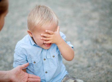 Engelli bir çocuğun günlük hayatı. Down sendromlu bir çocuk ağlıyor. Kromozom ve genetik bozukluk..