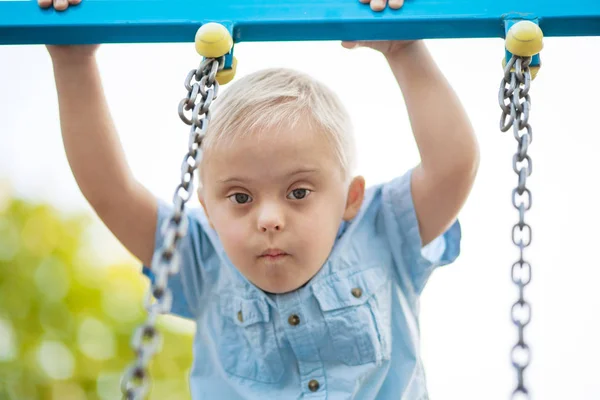 Vida Cotidiana Niño Con Discapacidad Niño Con Síndrome Está Jugando — Foto de Stock