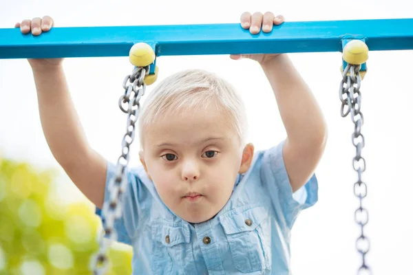 Vida Cotidiana Niño Con Discapacidad Niño Con Síndrome Está Jugando — Foto de Stock