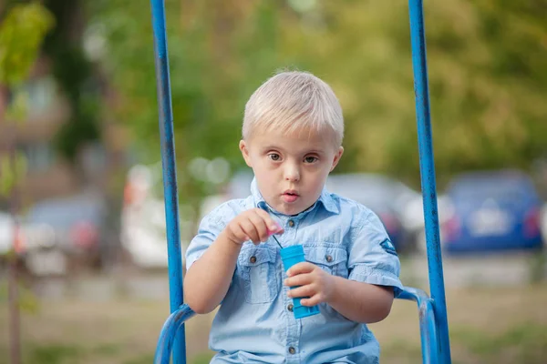 Ежедневная Жизнь Ребенка Инвалида Мальчик Синдромом Дауна Играет Детской Площадке — стоковое фото