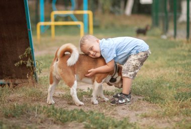 Engelli bir çocuğun günlük hayatı. Down sendromlu bir çocuk köpeklerle oynar. Kromozom ve genetik bozukluk..