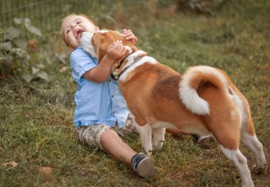 Engelli bir çocuğun günlük hayatı. Down sendromlu bir çocuk köpeklerle oynar. Kromozom ve genetik bozukluk..