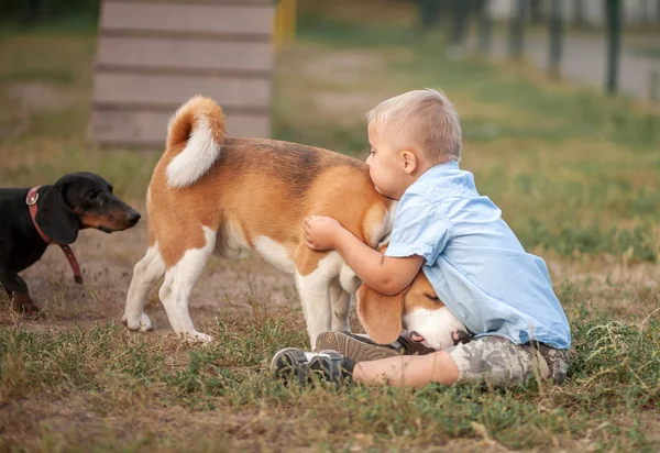 Den Alltag Eines Kindes Mit Behinderungen Ein Junge Mit Syndrom — Stockfoto