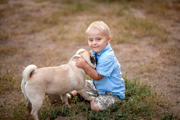 Vita Quotidiana Bambino Con Disabilità Ragazzo Con Sindrome Gioca Con — Foto Stock