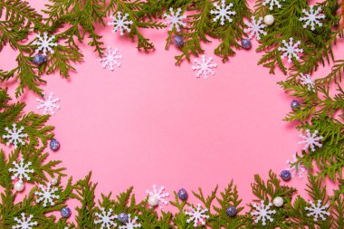 Pembe arka planda dallar ve kar taneleri. Yeni yıl ve Noel geçmişi. Tatil kavramı