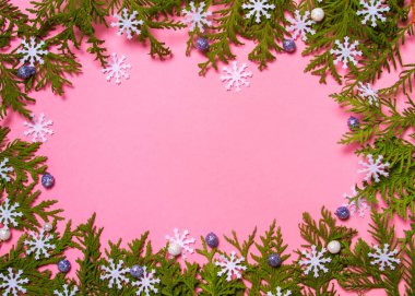 Pembe arka planda dallar ve kar taneleri. Yeni yıl ve Noel geçmişi. Tatil kavramı