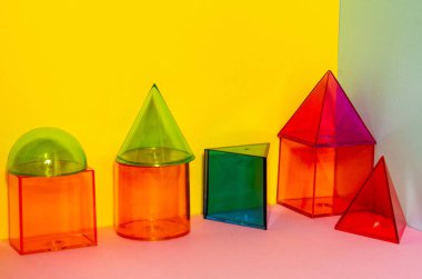 Renkli şeffaf plastik geometrik şekiller. 