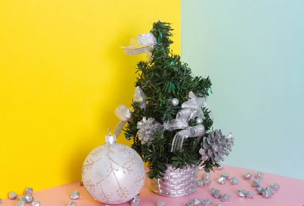Bolas Navidad Árbol Nieve Artificial Composición Colores Pastel Año Nuevo — Foto de Stock