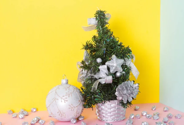 Bolas Natal Árvore Neve Artificial Composição Cores Pastel Ano Novo — Fotografia de Stock
