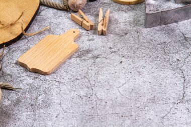 Sıfır atık bileşimi. Beyaz şeffaf kare ve üstündeki yazı. Etrafta bir sürü tahta nesne var. Metin için güzel arkaplan ve ağ yeri. 