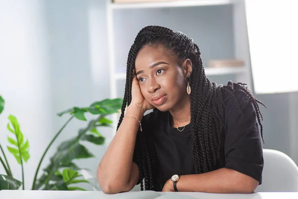 Afrikanische Amerikanerin Sitzt Büro Tisch Geschäftsfrau Arbeitsplatz — Stockfoto