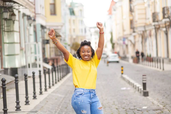 Lifestyle Fille Rue Fille Afro Américaine Dans Shirt Jaune Jean — Photo