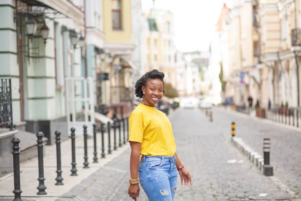Lifestyle Fille Rue Fille Afro Américaine Dans Shirt Jaune Jean — Photo