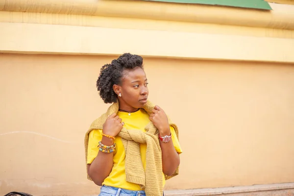 Lifestyle Fille Rue Fille Afro Américaine Dans Shirt Jaune Jean — Photo