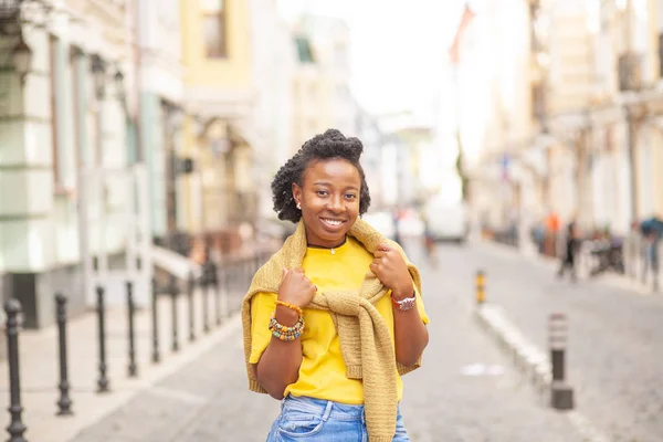 Lifestyle Straatmeisje Afro Amerikaans Meisje Een Geel Shirt Blauwe Jeans — Stockfoto