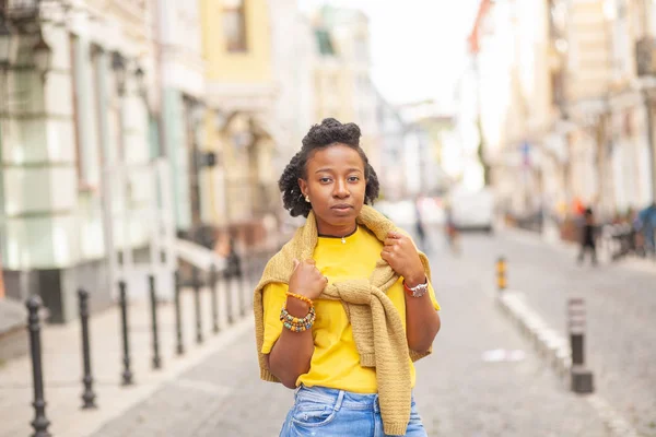 Lifestyle Fille Rue Une Afro Américaine Shirt Jaune Jeans Bleus — Photo