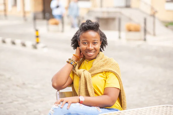 Lifestyle Straatmeisje Afro Amerikaans Meisje Een Geel Shirt Blauwe Jeans — Stockfoto