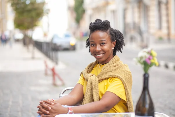 Dziewczyna Ulicy Afroamerykanka Żółtej Koszulce Niebieskich Dżinsach Stoi Ulicy Miasta — Zdjęcie stockowe