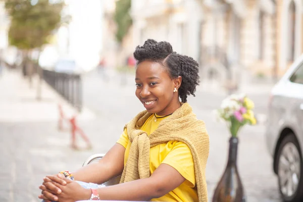Lifestyle Straatmeisje Afro Amerikaans Meisje Een Geel Shirt Blauwe Jeans — Stockfoto