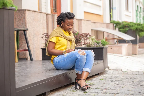 Lifestyle Fille Rue Une Afro Américaine Shirt Jaune Jeans Bleus — Photo