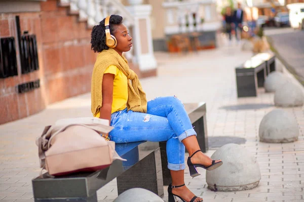 Lifestyle Fille Rue Une Afro Américaine Shirt Jaune Jeans Bleus — Photo