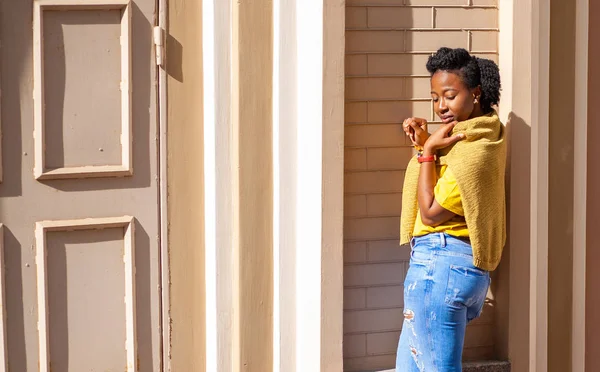 Lifestyle Fille Rue Une Afro Américaine Shirt Jaune Jeans Bleus — Photo