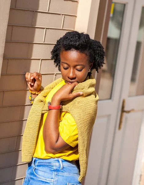 Lifestyle Fille Rue Une Afro Américaine Shirt Jaune Jeans Bleus — Photo