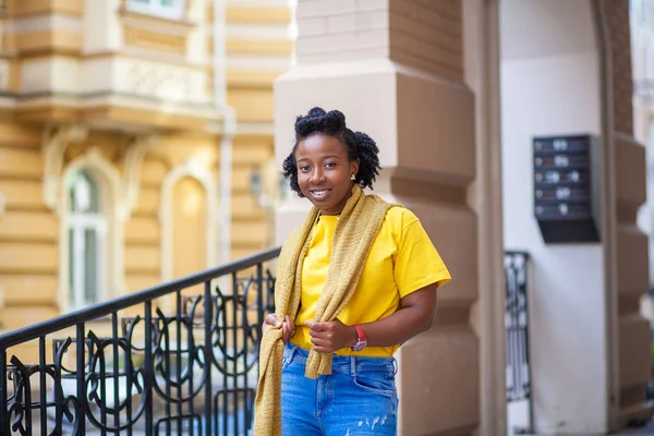 Lifestyle Fille Rue Une Afro Américaine Shirt Jaune Jeans Bleus — Photo