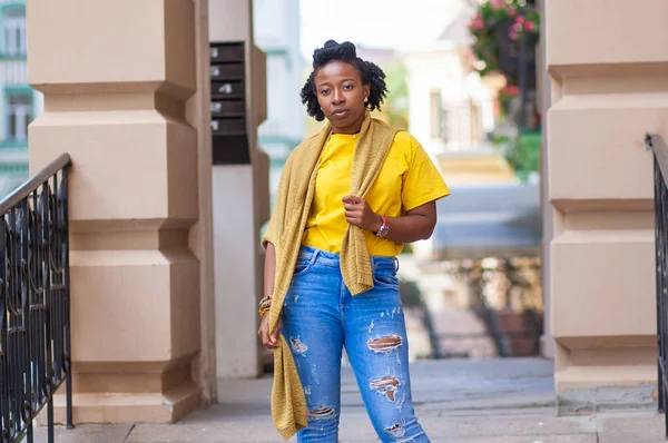 Lifestyle Fille Rue Une Afro Américaine Shirt Jaune Jeans Bleus — Photo