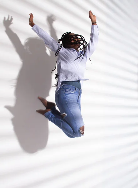 Une Afro Américaine Chemisier Jean Rebondit Haut Ombre Rayée Sur — Photo