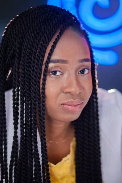 Afrikai Amerikai Lány Háttér Neon Jelek Egy Fekete Háttér Gyönyörű — Stock Fotó