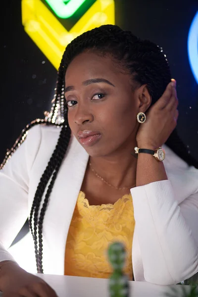 Afroamerykanka Siedząca Tle Neonów Czarnym Tle Piękna Młoda Kobieta Małymi — Zdjęcie stockowe
