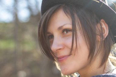 Kadın şefkatle gülümsüyor. Güzel genç kız. Yakın plan portre.