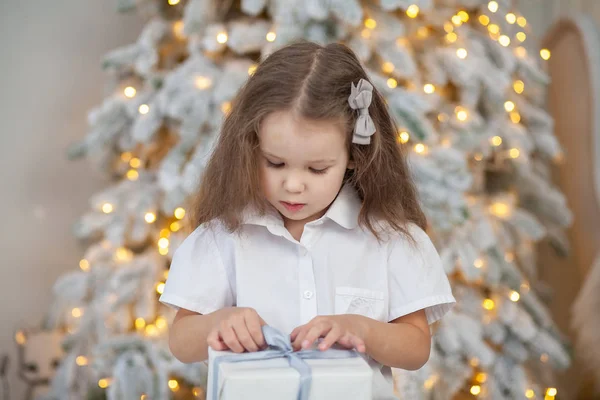 Retrato Uma Menina Fundo Uma Árvore Natal Bebê Está Segurando — Fotografia de Stock
