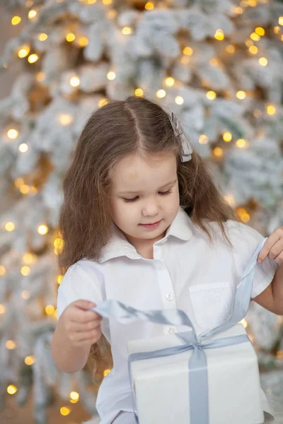 Retrato Uma Menina Fundo Uma Árvore Natal Bebê Está Segurando — Fotografia de Stock
