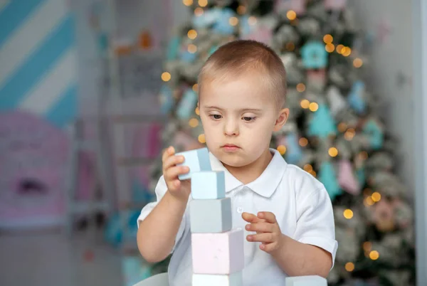 Хлопець Синдромом Дауна Збудував Вежу Кубів Генетичні Психічні Розлади Дитини — стокове фото