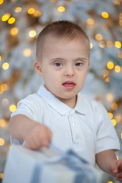 ダウン症の少年の肖像画 障害児の遺伝的および精神的疾患 — ストック写真