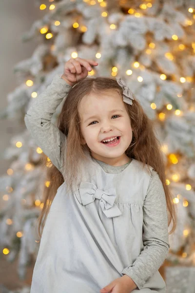 Маленькая Милая Девочка Ярких Рождественских Огней Новый 2021 Год Рождество — стоковое фото