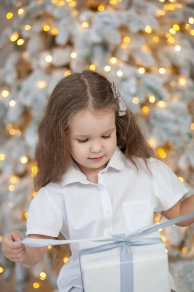 Pequena Menina Bonito Luzes Natal Brilhantes Ano Novo 2021 Natal — Fotografia de Stock