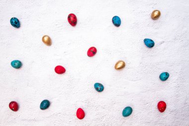 Pembe pastel arka planda farklı renklerde Paskalya yumurtaları. Güzel şenlik arka planı, dini kavram.