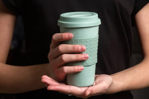 Taza Azul Las Manos Sobre Fondo Cerca — Foto de Stock