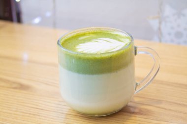 Tahta bir masada kibrit latte.. 