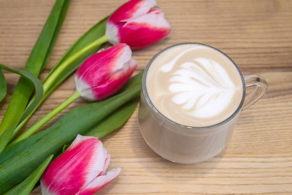 Latte Sur Une Table Bois Près Trois Tulipes Rouges — Photo