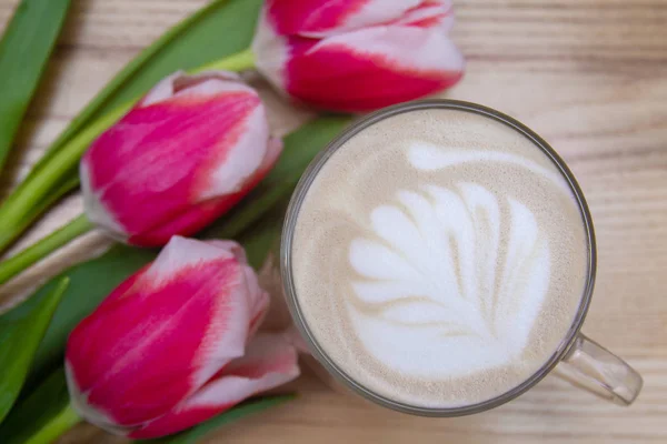 Latte Uma Mesa Madeira Próximo Três Tulipas Vermelhas — Fotografia de Stock